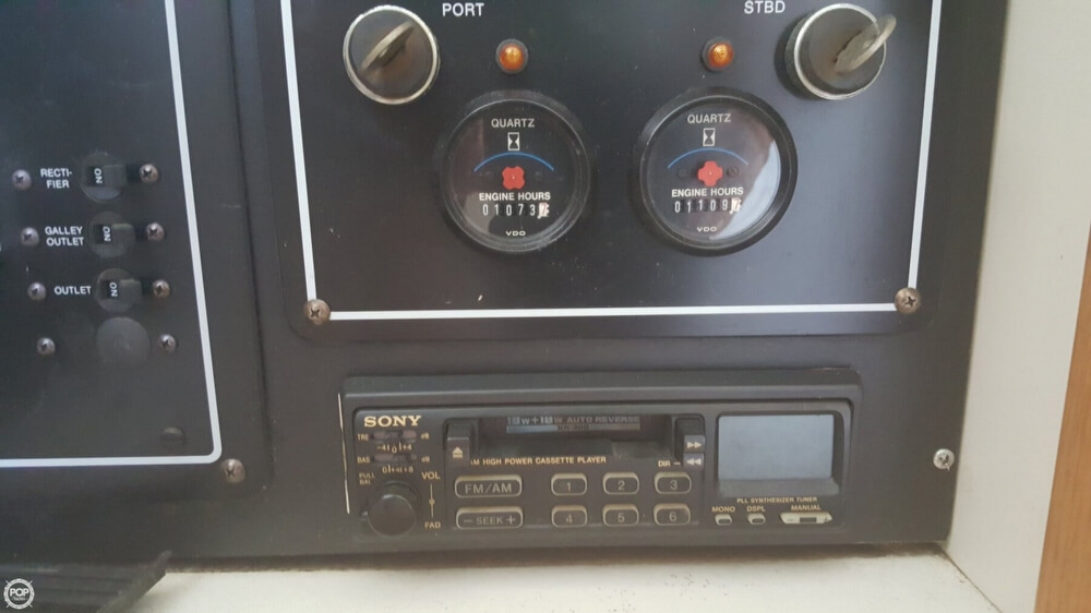 1990 Chris-Craft 30 - Photo #21