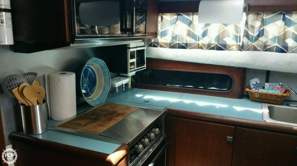 1988 Bayliner 38 - Photo #19