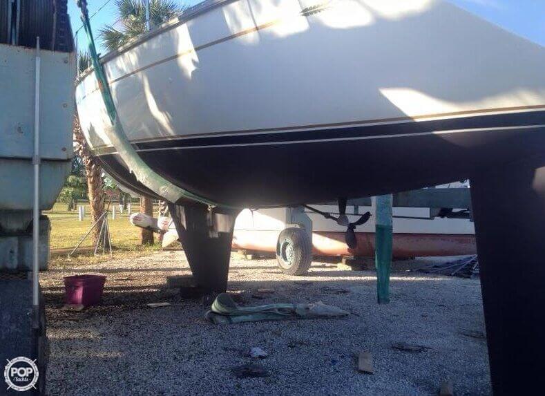 1987 Hunter 45 - Photo #9