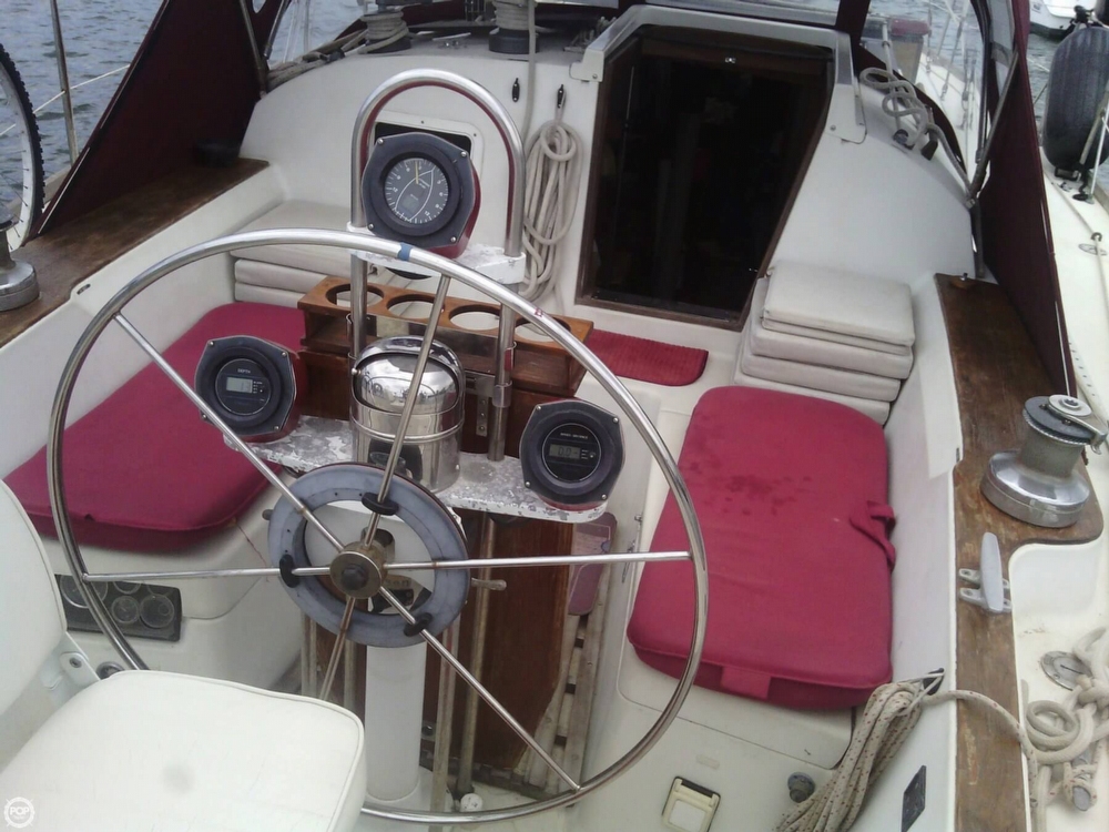 1984 C & C Yachts 37 - Photo #4