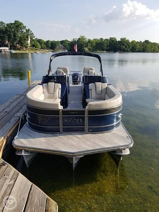 2017 Manitou Legacy 25 Pontoon Boat for Sale in Okauchee, WI